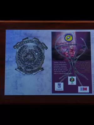 جائزة تذكارية من "إطفائيون بلا حدود"