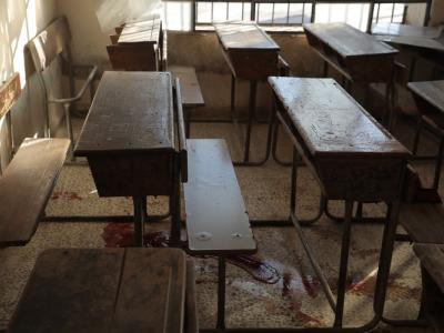 في جريمة إرهابية…إصابة 3 أطفال ومعلّمة بقصف مدفعي لقوات النظام يستهدف مدرسة قرية آفس شرقي إدلب