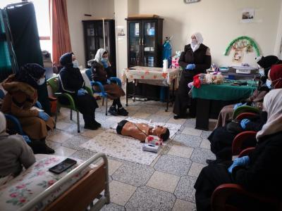 المركز النسائي في مدينة إدلب ينهي دورة في الإسعافات الأولية