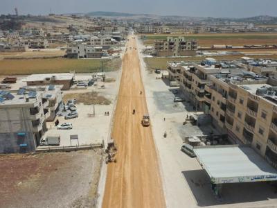 بالتعاون بين الدفاع المدني السوري و مؤسسة الشام الإنسانية …إعادة تأهيل طريق سرمدا – مفرق كفر دريان