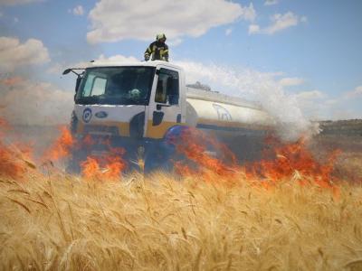 بالتزامن مع موسم الحصاد ...الحرائق تهدد المحاصيل الزراعية في الشمال السوري