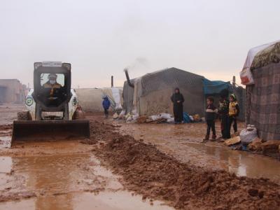 الأمطار الغزيرة مستمرة لليوم الثاني…الدفاع المدني السوري يستجيب لـ 132 مخيماً متضرراً خلال  48 ساعة الماضية