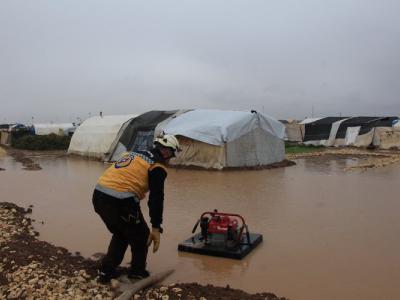 مأساة تتكرر…الاستجابة لـ 16 مخيماً في ريفي حلب وإدلب بعد الأمطار الغزيرة