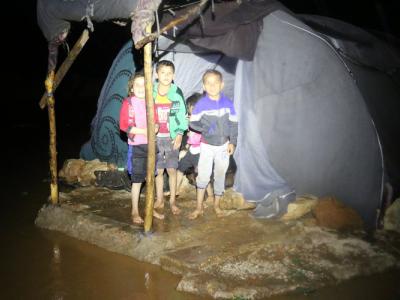 عاصفة مطرية تخطف بهجة العيد من المهجرين في مخيمات شمال غربي سوريا