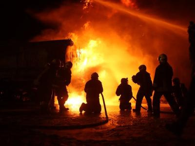 وفاة مدني في حريق ضخم اندلع في محطة لتكرير الوقود في عفرين.. وفرقنا تخمده بعد 4 ساعات من العمل