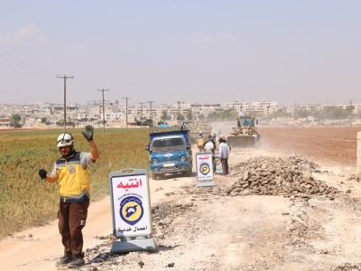 الدفاع المدني السوري يطلق مشروعاً لإعادة تأهيل وتزفيت طريق العامود ـ سرمدا بطول نحو 5 آلاف متر