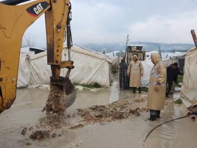 أمطار الشتاء وفيضان العاصي يعصفان بمخيمات المهجرين ويعمقان جراح السوريين
