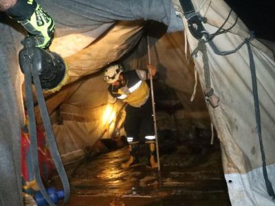 عاصفة مطرية قوية تضرب عدة مناطق شمال غربي سوريا…وفرقنا تستجيب لأضرار في أكثر من 160 خيمة ومنزلاً