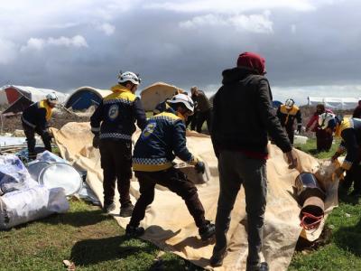 ضحايا مدنيون في عاصفة هوائية..وخيام المدنيين وحيدة في مواجتها