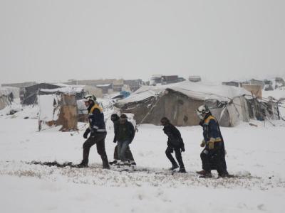 حصار الطبيعة وضعف استجابة المجتمع الدولي يعصف بمخيمات النازحين من جديد… تضرر 139 مخيماً في العاصفة الثلجية