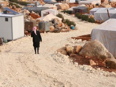 الدفاع المدني السوري يبدأ بمشروع لتبحيص طرقات في 30 مخيماً